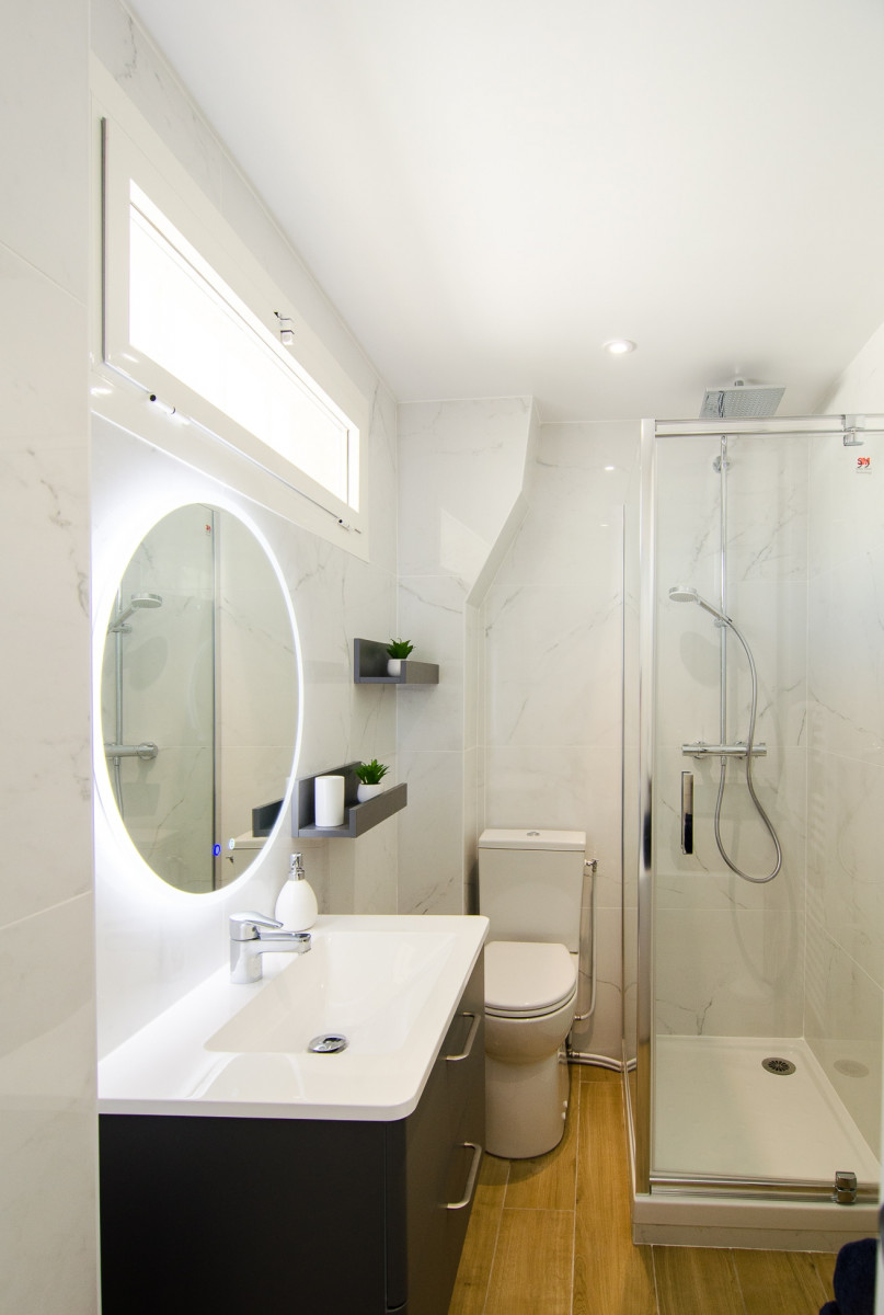 salle de bain marbre blanc
