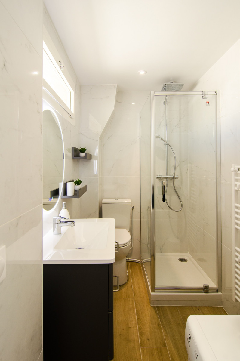 salle de bain marbre blanc