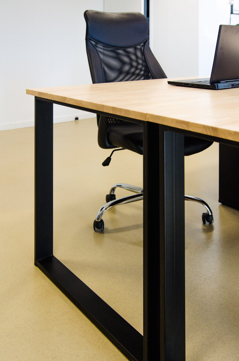 Aménagement de bureau-pied métal